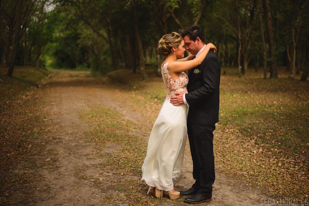 Pareja riendo durante su sesión de pre-boda en el campo